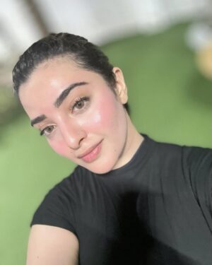 Nawal Saeed Instagram - Hey, that’s not how you sit on the rowing machine 💁🏻‍♀️