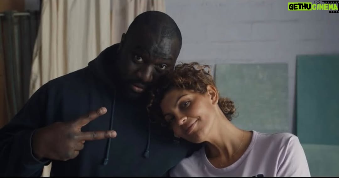 Nawell Madani - 22.9K Likes - Paix à ton âme, copain.
Un nounours, un bon vivant, un gentil comme on en fait plus. La vie ne t’a pas toujours épargné, mais tu t’es relevé, toujours avec cette bienveillance qui te définissait si bien. Un homme drôle, ambitieux, bourré de talent, qui savait faire sourire même quand tout allait de travers.
Tu es parti… Et tu vas nous manquer.
Que la terre te soit légère, mon frère. Je n’imagine même pas la peine de ta famille, de tes proches… Que Dieu apaise leurs cœurs. Repose en paix. BRUCE Dombolo