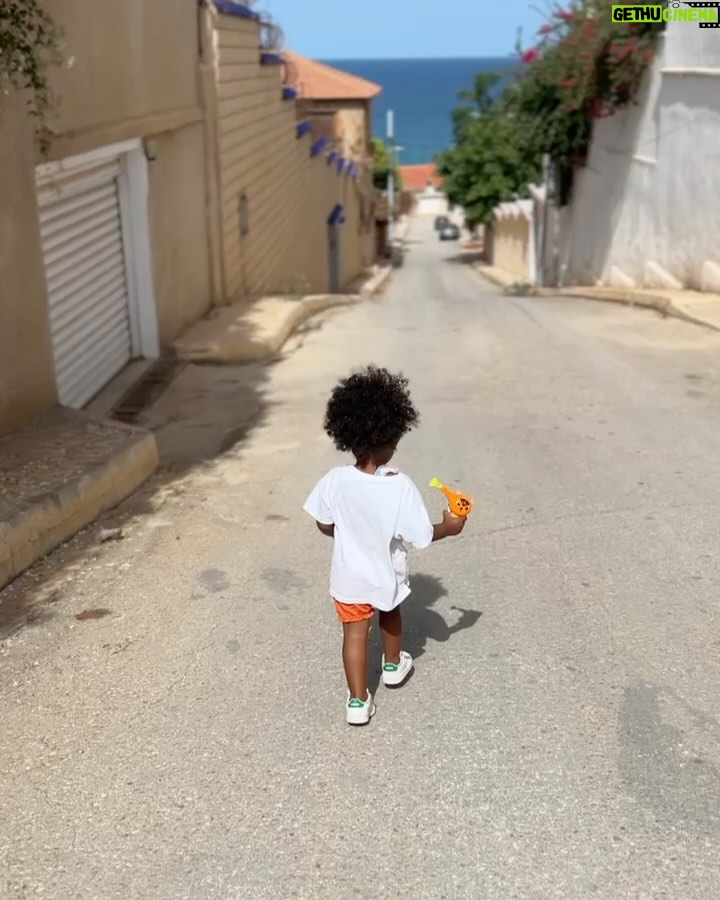 Nawell Madani - 42.8K Likes - Bon Ramadan à tous.
Ramadan, pour moi, c’est avant tout un retour aux sources. Un mois où on se recentre sur l’essentiel, où on se rapproche des siens, où on se reconnecte à sa foi et à soi-même. J’aime le passer en famille, et il n’y a rien de plus beau que ces moments partagés, ces soirées où on rit, on échange, on se retrouve autour d’une table après une journée de jeûne.
Mais jeûner, ce n’est pas juste s’abstenir de manger et de boire. C’est aussi travailler sur soi : sur sa patience, sa générosité, son comportement, sur notre rapport aux autres et à ce qui nous entoure. C’est un mois d’épreuves, mais surtout un mois d’apprentissage et de miséricorde.
Quand je peux, j’aime le vivre pleinement au bled, à Oran, en famille. Ces quelques jours où on descend ensemble, où on se ressource, où on se rappelle d’où on vient, ça a une saveur particulière. Là-bas, tout a une autre intensité, entre les appels à la prière qui rythment la journée, les odeurs de la cuisine qui envahissent les rues, et cette ambiance unique qu’on ne retrouve nulle part ailleurs.
Mais je pense aussi à tous ceux qui passeront ce Ramadan seuls, loin de leur famille, dans la difficulté. Et surtout, je pense encore une fois au peuple palestinien. Depuis mon enfance, je n’ai jamais vu un seul Ramadan où ils ont pu jeûner en paix. Chaque année, ils le vivent sous l’injustice et la souffrance, sous le regard du monde qui, trop souvent, détourne les yeux. Que Dieu leur facilite, leur accorde la patience, la force et, un jour, la paix qu’ils méritent.
Ramadan, c’est la foi, c’est la solidarité, c’est l’égalité. C’est se rappeler ce qui compte vraiment.
Bon mois béni à tous.
Cc @djebril_zonga @nordine_madani @sooo_med