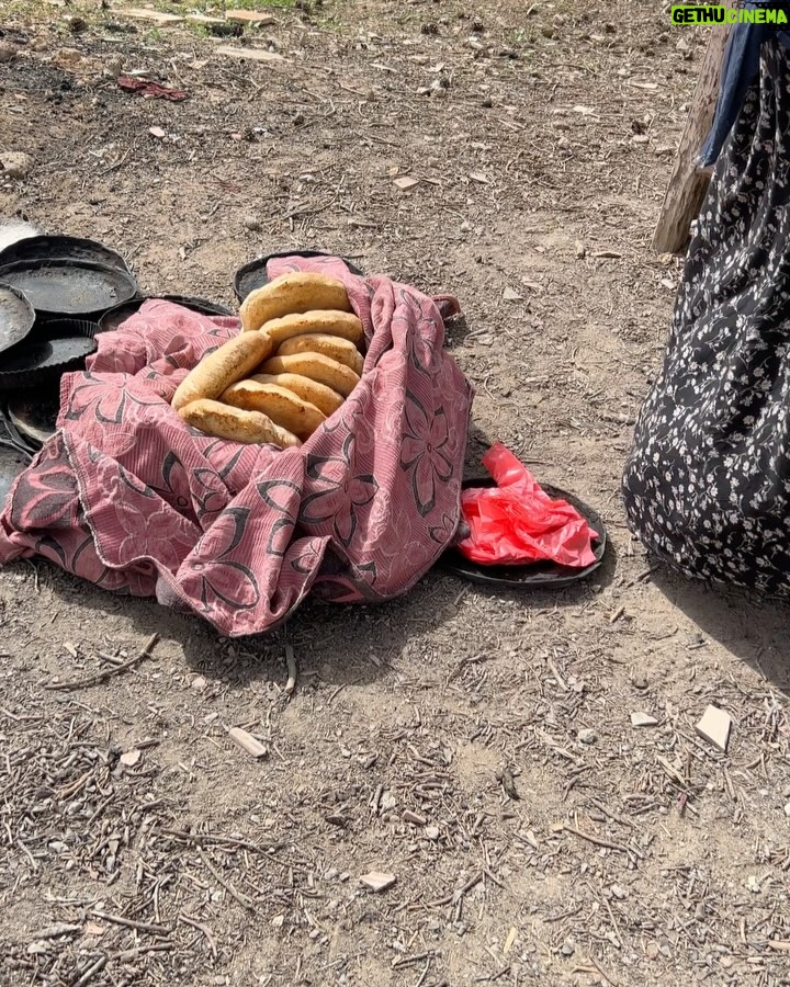 Nawell Madani - 42.8K Likes - Bon Ramadan à tous.
Ramadan, pour moi, c’est avant tout un retour aux sources. Un mois où on se recentre sur l’essentiel, où on se rapproche des siens, où on se reconnecte à sa foi et à soi-même. J’aime le passer en famille, et il n’y a rien de plus beau que ces moments partagés, ces soirées où on rit, on échange, on se retrouve autour d’une table après une journée de jeûne.
Mais jeûner, ce n’est pas juste s’abstenir de manger et de boire. C’est aussi travailler sur soi : sur sa patience, sa générosité, son comportement, sur notre rapport aux autres et à ce qui nous entoure. C’est un mois d’épreuves, mais surtout un mois d’apprentissage et de miséricorde.
Quand je peux, j’aime le vivre pleinement au bled, à Oran, en famille. Ces quelques jours où on descend ensemble, où on se ressource, où on se rappelle d’où on vient, ça a une saveur particulière. Là-bas, tout a une autre intensité, entre les appels à la prière qui rythment la journée, les odeurs de la cuisine qui envahissent les rues, et cette ambiance unique qu’on ne retrouve nulle part ailleurs.
Mais je pense aussi à tous ceux qui passeront ce Ramadan seuls, loin de leur famille, dans la difficulté. Et surtout, je pense encore une fois au peuple palestinien. Depuis mon enfance, je n’ai jamais vu un seul Ramadan où ils ont pu jeûner en paix. Chaque année, ils le vivent sous l’injustice et la souffrance, sous le regard du monde qui, trop souvent, détourne les yeux. Que Dieu leur facilite, leur accorde la patience, la force et, un jour, la paix qu’ils méritent.
Ramadan, c’est la foi, c’est la solidarité, c’est l’égalité. C’est se rappeler ce qui compte vraiment.
Bon mois béni à tous.
Cc @djebril_zonga @nordine_madani @sooo_med