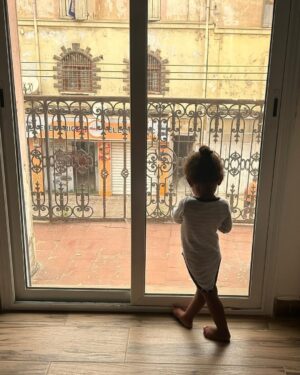 Nawell Madani Instagram - Bon Ramadan à tous.

Ramadan, pour moi, c’est avant tout un retour aux sources. Un mois où on se recentre sur l’essentiel, où on se rapproche des siens, où on se reconnecte à sa foi et à soi-même. J’aime le passer en famille, et il n’y a rien de plus beau que ces moments partagés, ces soirées où on rit, on échange, on se retrouve autour d’une table après une journée de jeûne.

Mais jeûner, ce n’est pas juste s’abstenir de manger et de boire. C’est aussi travailler sur soi : sur sa patience, sa générosité, son comportement, sur notre rapport aux autres et à ce qui nous entoure. C’est un mois d’épreuves, mais surtout un mois d’apprentissage et de miséricorde.

Quand je peux, j’aime le vivre pleinement au bled, à Oran, en famille. Ces quelques jours où on descend ensemble, où on se ressource, où on se rappelle d’où on vient, ça a une saveur particulière. Là-bas, tout a une autre intensité, entre les appels à la prière qui rythment la journée, les odeurs de la cuisine qui envahissent les rues, et cette ambiance unique qu’on ne retrouve nulle part ailleurs.

Mais je pense aussi à tous ceux qui passeront ce Ramadan seuls, loin de leur famille, dans la difficulté. Et surtout, je pense encore une fois au peuple palestinien. Depuis mon enfance, je n’ai jamais vu un seul Ramadan où ils ont pu jeûner en paix. Chaque année, ils le vivent sous l’injustice et la souffrance, sous le regard du monde qui, trop souvent, détourne les yeux. Que Dieu leur facilite, leur accorde la patience, la force et, un jour, la paix qu’ils méritent.

Ramadan, c’est la foi, c’est la solidarité, c’est l’égalité. C’est se rappeler ce qui compte vraiment.

Bon mois béni à tous. 

Cc @djebril_zonga @nordine_madani @sooo_med