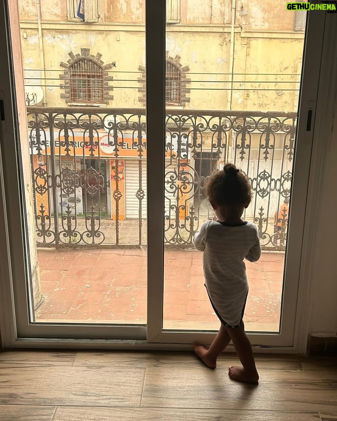 Nawell Madani - 42.8K Likes - Bon Ramadan à tous.
Ramadan, pour moi, c’est avant tout un retour aux sources. Un mois où on se recentre sur l’essentiel, où on se rapproche des siens, où on se reconnecte à sa foi et à soi-même. J’aime le passer en famille, et il n’y a rien de plus beau que ces moments partagés, ces soirées où on rit, on échange, on se retrouve autour d’une table après une journée de jeûne.
Mais jeûner, ce n’est pas juste s’abstenir de manger et de boire. C’est aussi travailler sur soi : sur sa patience, sa générosité, son comportement, sur notre rapport aux autres et à ce qui nous entoure. C’est un mois d’épreuves, mais surtout un mois d’apprentissage et de miséricorde.
Quand je peux, j’aime le vivre pleinement au bled, à Oran, en famille. Ces quelques jours où on descend ensemble, où on se ressource, où on se rappelle d’où on vient, ça a une saveur particulière. Là-bas, tout a une autre intensité, entre les appels à la prière qui rythment la journée, les odeurs de la cuisine qui envahissent les rues, et cette ambiance unique qu’on ne retrouve nulle part ailleurs.
Mais je pense aussi à tous ceux qui passeront ce Ramadan seuls, loin de leur famille, dans la difficulté. Et surtout, je pense encore une fois au peuple palestinien. Depuis mon enfance, je n’ai jamais vu un seul Ramadan où ils ont pu jeûner en paix. Chaque année, ils le vivent sous l’injustice et la souffrance, sous le regard du monde qui, trop souvent, détourne les yeux. Que Dieu leur facilite, leur accorde la patience, la force et, un jour, la paix qu’ils méritent.
Ramadan, c’est la foi, c’est la solidarité, c’est l’égalité. C’est se rappeler ce qui compte vraiment.
Bon mois béni à tous.
Cc @djebril_zonga @nordine_madani @sooo_med