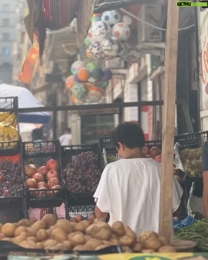 Nawell Madani - 42.8K Likes - Bon Ramadan à tous.
Ramadan, pour moi, c’est avant tout un retour aux sources. Un mois où on se recentre sur l’essentiel, où on se rapproche des siens, où on se reconnecte à sa foi et à soi-même. J’aime le passer en famille, et il n’y a rien de plus beau que ces moments partagés, ces soirées où on rit, on échange, on se retrouve autour d’une table après une journée de jeûne.
Mais jeûner, ce n’est pas juste s’abstenir de manger et de boire. C’est aussi travailler sur soi : sur sa patience, sa générosité, son comportement, sur notre rapport aux autres et à ce qui nous entoure. C’est un mois d’épreuves, mais surtout un mois d’apprentissage et de miséricorde.
Quand je peux, j’aime le vivre pleinement au bled, à Oran, en famille. Ces quelques jours où on descend ensemble, où on se ressource, où on se rappelle d’où on vient, ça a une saveur particulière. Là-bas, tout a une autre intensité, entre les appels à la prière qui rythment la journée, les odeurs de la cuisine qui envahissent les rues, et cette ambiance unique qu’on ne retrouve nulle part ailleurs.
Mais je pense aussi à tous ceux qui passeront ce Ramadan seuls, loin de leur famille, dans la difficulté. Et surtout, je pense encore une fois au peuple palestinien. Depuis mon enfance, je n’ai jamais vu un seul Ramadan où ils ont pu jeûner en paix. Chaque année, ils le vivent sous l’injustice et la souffrance, sous le regard du monde qui, trop souvent, détourne les yeux. Que Dieu leur facilite, leur accorde la patience, la force et, un jour, la paix qu’ils méritent.
Ramadan, c’est la foi, c’est la solidarité, c’est l’égalité. C’est se rappeler ce qui compte vraiment.
Bon mois béni à tous.
Cc @djebril_zonga @nordine_madani @sooo_med