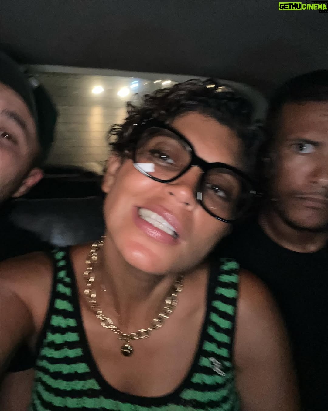 Nawell Madani - 42.8K Likes - Bon Ramadan à tous.
Ramadan, pour moi, c’est avant tout un retour aux sources. Un mois où on se recentre sur l’essentiel, où on se rapproche des siens, où on se reconnecte à sa foi et à soi-même. J’aime le passer en famille, et il n’y a rien de plus beau que ces moments partagés, ces soirées où on rit, on échange, on se retrouve autour d’une table après une journée de jeûne.
Mais jeûner, ce n’est pas juste s’abstenir de manger et de boire. C’est aussi travailler sur soi : sur sa patience, sa générosité, son comportement, sur notre rapport aux autres et à ce qui nous entoure. C’est un mois d’épreuves, mais surtout un mois d’apprentissage et de miséricorde.
Quand je peux, j’aime le vivre pleinement au bled, à Oran, en famille. Ces quelques jours où on descend ensemble, où on se ressource, où on se rappelle d’où on vient, ça a une saveur particulière. Là-bas, tout a une autre intensité, entre les appels à la prière qui rythment la journée, les odeurs de la cuisine qui envahissent les rues, et cette ambiance unique qu’on ne retrouve nulle part ailleurs.
Mais je pense aussi à tous ceux qui passeront ce Ramadan seuls, loin de leur famille, dans la difficulté. Et surtout, je pense encore une fois au peuple palestinien. Depuis mon enfance, je n’ai jamais vu un seul Ramadan où ils ont pu jeûner en paix. Chaque année, ils le vivent sous l’injustice et la souffrance, sous le regard du monde qui, trop souvent, détourne les yeux. Que Dieu leur facilite, leur accorde la patience, la force et, un jour, la paix qu’ils méritent.
Ramadan, c’est la foi, c’est la solidarité, c’est l’égalité. C’est se rappeler ce qui compte vraiment.
Bon mois béni à tous.
Cc @djebril_zonga @nordine_madani @sooo_med
