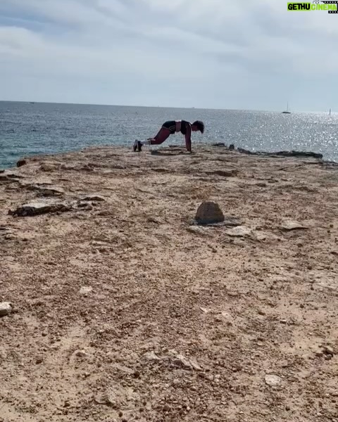 Nawell Madani - 42.8K Likes - Bon Ramadan à tous.
Ramadan, pour moi, c’est avant tout un retour aux sources. Un mois où on se recentre sur l’essentiel, où on se rapproche des siens, où on se reconnecte à sa foi et à soi-même. J’aime le passer en famille, et il n’y a rien de plus beau que ces moments partagés, ces soirées où on rit, on échange, on se retrouve autour d’une table après une journée de jeûne.
Mais jeûner, ce n’est pas juste s’abstenir de manger et de boire. C’est aussi travailler sur soi : sur sa patience, sa générosité, son comportement, sur notre rapport aux autres et à ce qui nous entoure. C’est un mois d’épreuves, mais surtout un mois d’apprentissage et de miséricorde.
Quand je peux, j’aime le vivre pleinement au bled, à Oran, en famille. Ces quelques jours où on descend ensemble, où on se ressource, où on se rappelle d’où on vient, ça a une saveur particulière. Là-bas, tout a une autre intensité, entre les appels à la prière qui rythment la journée, les odeurs de la cuisine qui envahissent les rues, et cette ambiance unique qu’on ne retrouve nulle part ailleurs.
Mais je pense aussi à tous ceux qui passeront ce Ramadan seuls, loin de leur famille, dans la difficulté. Et surtout, je pense encore une fois au peuple palestinien. Depuis mon enfance, je n’ai jamais vu un seul Ramadan où ils ont pu jeûner en paix. Chaque année, ils le vivent sous l’injustice et la souffrance, sous le regard du monde qui, trop souvent, détourne les yeux. Que Dieu leur facilite, leur accorde la patience, la force et, un jour, la paix qu’ils méritent.
Ramadan, c’est la foi, c’est la solidarité, c’est l’égalité. C’est se rappeler ce qui compte vraiment.
Bon mois béni à tous.
Cc @djebril_zonga @nordine_madani @sooo_med