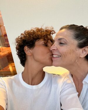 Nawell Madani Instagram - Bon Ramadan à tous.

Ramadan, pour moi, c’est avant tout un retour aux sources. Un mois où on se recentre sur l’essentiel, où on se rapproche des siens, où on se reconnecte à sa foi et à soi-même. J’aime le passer en famille, et il n’y a rien de plus beau que ces moments partagés, ces soirées où on rit, on échange, on se retrouve autour d’une table après une journée de jeûne.

Mais jeûner, ce n’est pas juste s’abstenir de manger et de boire. C’est aussi travailler sur soi : sur sa patience, sa générosité, son comportement, sur notre rapport aux autres et à ce qui nous entoure. C’est un mois d’épreuves, mais surtout un mois d’apprentissage et de miséricorde.

Quand je peux, j’aime le vivre pleinement au bled, à Oran, en famille. Ces quelques jours où on descend ensemble, où on se ressource, où on se rappelle d’où on vient, ça a une saveur particulière. Là-bas, tout a une autre intensité, entre les appels à la prière qui rythment la journée, les odeurs de la cuisine qui envahissent les rues, et cette ambiance unique qu’on ne retrouve nulle part ailleurs.

Mais je pense aussi à tous ceux qui passeront ce Ramadan seuls, loin de leur famille, dans la difficulté. Et surtout, je pense encore une fois au peuple palestinien. Depuis mon enfance, je n’ai jamais vu un seul Ramadan où ils ont pu jeûner en paix. Chaque année, ils le vivent sous l’injustice et la souffrance, sous le regard du monde qui, trop souvent, détourne les yeux. Que Dieu leur facilite, leur accorde la patience, la force et, un jour, la paix qu’ils méritent.

Ramadan, c’est la foi, c’est la solidarité, c’est l’égalité. C’est se rappeler ce qui compte vraiment.

Bon mois béni à tous. 

Cc @djebril_zonga @nordine_madani @sooo_med