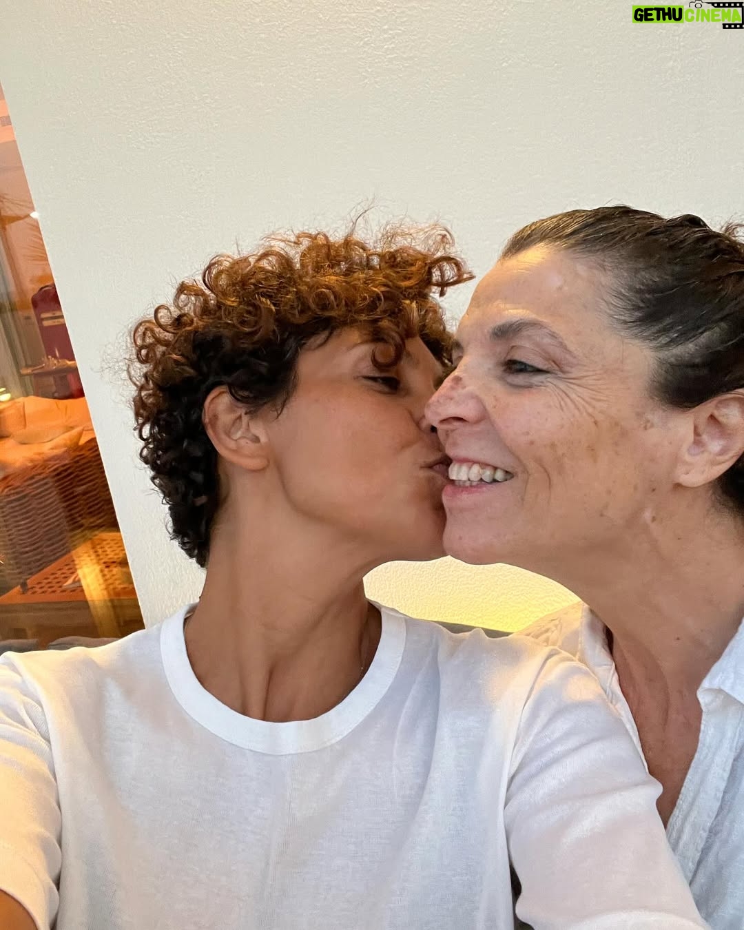 Nawell Madani - 42.8K Likes - Bon Ramadan à tous.
Ramadan, pour moi, c’est avant tout un retour aux sources. Un mois où on se recentre sur l’essentiel, où on se rapproche des siens, où on se reconnecte à sa foi et à soi-même. J’aime le passer en famille, et il n’y a rien de plus beau que ces moments partagés, ces soirées où on rit, on échange, on se retrouve autour d’une table après une journée de jeûne.
Mais jeûner, ce n’est pas juste s’abstenir de manger et de boire. C’est aussi travailler sur soi : sur sa patience, sa générosité, son comportement, sur notre rapport aux autres et à ce qui nous entoure. C’est un mois d’épreuves, mais surtout un mois d’apprentissage et de miséricorde.
Quand je peux, j’aime le vivre pleinement au bled, à Oran, en famille. Ces quelques jours où on descend ensemble, où on se ressource, où on se rappelle d’où on vient, ça a une saveur particulière. Là-bas, tout a une autre intensité, entre les appels à la prière qui rythment la journée, les odeurs de la cuisine qui envahissent les rues, et cette ambiance unique qu’on ne retrouve nulle part ailleurs.
Mais je pense aussi à tous ceux qui passeront ce Ramadan seuls, loin de leur famille, dans la difficulté. Et surtout, je pense encore une fois au peuple palestinien. Depuis mon enfance, je n’ai jamais vu un seul Ramadan où ils ont pu jeûner en paix. Chaque année, ils le vivent sous l’injustice et la souffrance, sous le regard du monde qui, trop souvent, détourne les yeux. Que Dieu leur facilite, leur accorde la patience, la force et, un jour, la paix qu’ils méritent.
Ramadan, c’est la foi, c’est la solidarité, c’est l’égalité. C’est se rappeler ce qui compte vraiment.
Bon mois béni à tous.
Cc @djebril_zonga @nordine_madani @sooo_med