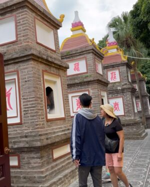 Nazanin Amiri Instagram - Tran Quoc Pagoda (pat 1 ) is one of the most famous and oldest Buddhist temples in Vietnam, located in Hanoi, the capital of the country. 
The pagoda is situated beside the West Lake (Ho Tay), which is one of the largest lakes in Hanoi. The history of its construction dates back over 1,500 years, to the 6th century, during the Ly Dynasty.

More about Pagoda:

-Architecture:Tran Quoc Pagoda is built in the traditional Vietnamese architectural style. It consists of several buildings arranged sequentially around a central courtyard. The pagoda’s central tower, designed in the shape of a stupa, is one of its most prominent features.
 
- Five-Story Tower:One of the most notable features of the pagoda is its five-story tower located in the center. This tower symbolizes the five main principles of Buddhism and is an important religious and cultural symbol in Vietnam.

- Statues of Buddha:Inside the pagoda, there are large statues of Buddha and other religious figures, helping visitors in their prayers and worship. The pagoda remains an active religious site, with many locals coming to worship there.

History:
Tran Quoc Pagoda was originally built in the 6th century by King Ly Nam De. The name (Tran Quoc)translates to (Country of Peace,)and the pagoda was initially created as a sacred place for worship and the teaching of Buddhist principles. Over the years, the pagoda has been renovated multiple times, but it remains one of Vietnam’s cultural and religious landmarks.

Cultural Significance:
Tran Quoc Pagoda is recognized as one of the most important historical and cultural sites in Vietnam and is a major tourist destination in Hanoi. It symbolizes Vietnam’s religious and cultural traditions and continues to function as an educational center for Buddhist teachings.
(This article is written by Nazanin Amiri)✍️
@nazaninamiri_official @nazaninamiri_books صفحه فارسيم

#vietnam #temple #traveler