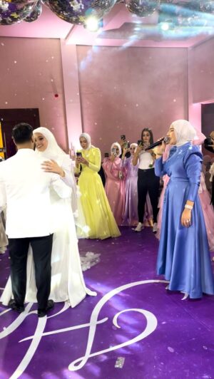 Nedaa Sharara Instagram - الف مبروك ل احلى عروسين لينا وحمزة الله يهنيكم 🌟💙
زفة لينا كلامي ولحني توزيع المبدع خالد مصطفى @khalidmustafa_ 
فستاني من @almondblossomfashion 💙