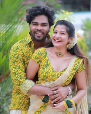 Neema Mathew Instagram - എല്ലാവർക്കും ഞങ്ങളുടെ ഹൃദയം നിറഞ്ഞ വിഷു ആശംസകൾ 🥰

#vishu #coupleshoot #happyvishu