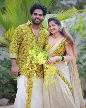 Neema Mathew Instagram - എല്ലാവർക്കും ഞങ്ങളുടെ ഹൃദയം നിറഞ്ഞ വിഷു ആശംസകൾ 🥰

#vishu #coupleshoot #happyvishu