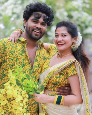 Neema Mathew Instagram - എല്ലാവർക്കും ഞങ്ങളുടെ ഹൃദയം നിറഞ്ഞ വിഷു ആശംസകൾ 🥰

#vishu #coupleshoot #happyvishu