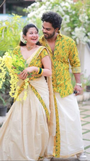 Neema Mathew Instagram - Last hug 🫂😂

Couple dress👗 : @ar_handlooms_kuthampully