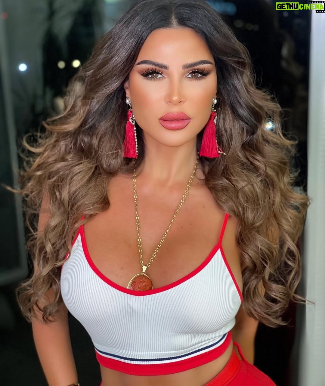 Nelly Makdessy - 13.8K Likes - How you love yourself is how you teach others to love you ❤️