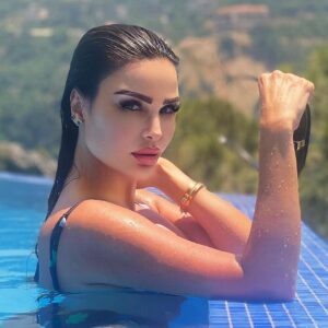 Nelly Makdessy Instagram - 👀🌊

#nellymakdessy
