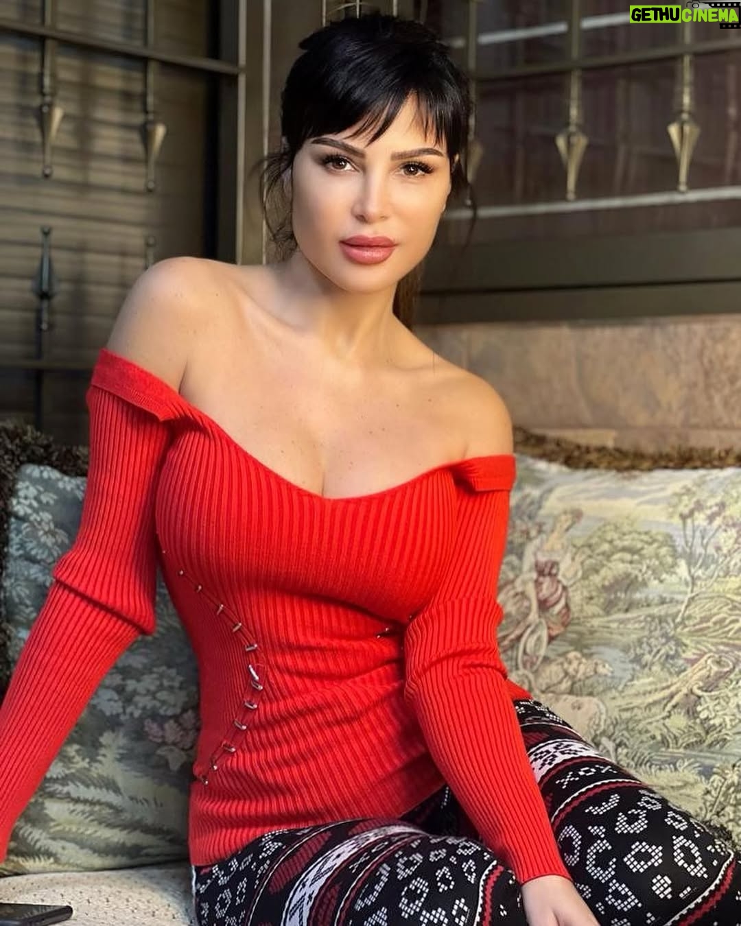 Nelly Makdessy - 14.7K Likes - Love yourself for a better life❤️
#nellymakdessy