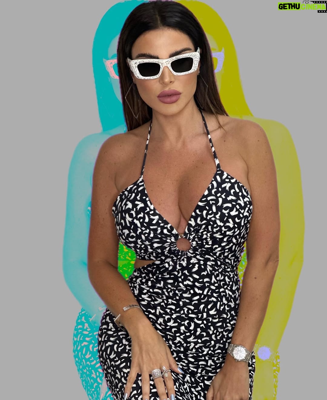 Nelly Makdessy - 18.9K Likes - Just a pop of color 🎨 #nellymakdessy #color #morning