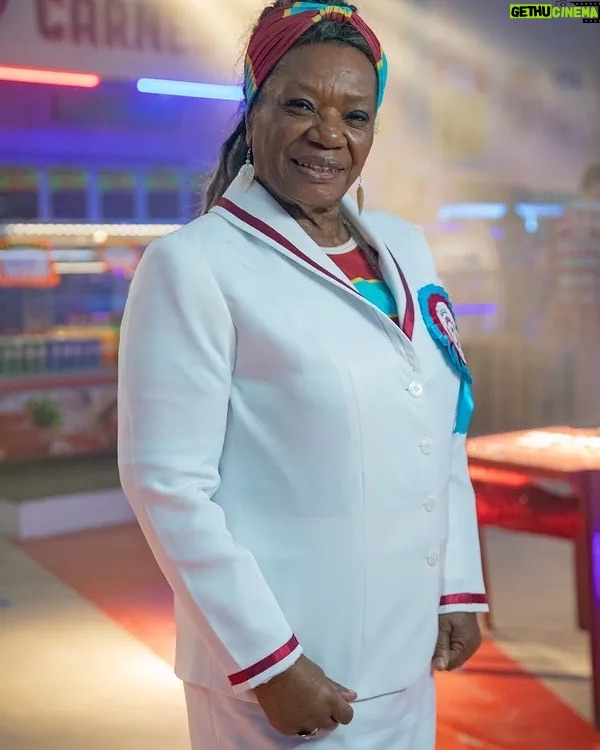 Neusa Borges - 2.8K Likes - Já que esse mês estreia a 3ª Temporada de Encantado’s, vamos entrar na #trendghibli com a Tia Ambrosia. Com essa foto da 1ª Temporada da série.

#encantados 
#neusaborges