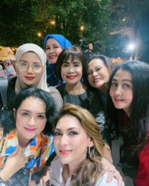 Nia Daniati Instagram - Selamat Ulang Tahun mas @si.rano 🎂💐😇🎂Barakallah Fii Umrik … Semoga Sukses dalam Pilkada CaWaGuB DKI jakarta amiiiin yra 😇💖 @dewiranokarno Sukses ya acara nya 💖💐