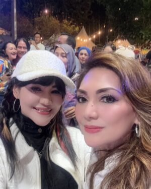 Nia Daniati Instagram - Selamat Ulang Tahun mas @si.rano 🎂💐😇🎂Barakallah Fii Umrik … Semoga Sukses dalam Pilkada CaWaGuB DKI jakarta amiiiin yra 😇💖 @dewiranokarno Sukses ya acara nya 💖💐