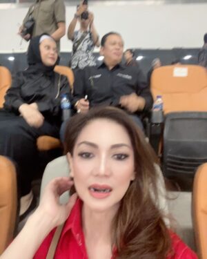 Nia Daniati Instagram - Sabtu Malam 15 September Nonton Concert Bruno Mars bersama teman”” terima Kasih bpk&ibu @fadelmuhammadofficial & @hana.shahab_fadel 🙏💖ketemu Ketua MPR bpk& ibu @bambang.soesaty,bpk/ibu Ram Punjabi #concertbrunomars#jakartainternationalstadium#