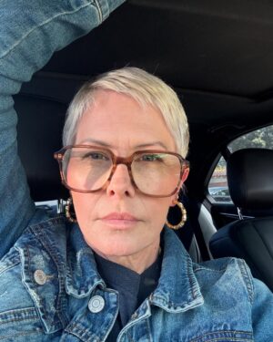 Nicole Eggert Instagram - Courage is fear that has said it’s prayers - Anonymous #startnow #breastcancer #breastcancerawarness #mylifeinthesunshine #healing #survivor #lover ☀️🩷💃Happy Friday!