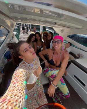 Nicole Orsini Instagram - birthday dump 🦋✨❤️‍🔥🌊🐚
sabe aquela comemoração de aniversário perfeita?! então, a minha foi em dose tripla! e foi mágico graças aos meus amigos, família e meus parceiros que fizeram isso tuudo se tornar realidade do jeitinho que eu esperava 🤍
obrigada 
a melhor pousada de ilha grande   bolo e doces @coqueiroverde_ilhagrande 
jantar (japonês) @riozensushi 
salgadinhos @ladolcesalgados 
bebidas @marjanbebidasscj 
churrasco @chef_leomedeiros