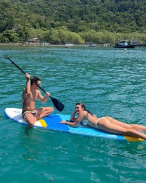 Nicole Orsini Instagram - birthday dump 🦋✨❤️‍🔥🌊🐚
sabe aquela comemoração de aniversário perfeita?! então, a minha foi em dose tripla! e foi mágico graças aos meus amigos, família e meus parceiros que fizeram isso tuudo se tornar realidade do jeitinho que eu esperava 🤍
obrigada 
a melhor pousada de ilha grande   bolo e doces @coqueiroverde_ilhagrande 
jantar (japonês) @riozensushi 
salgadinhos @ladolcesalgados 
bebidas @marjanbebidasscj 
churrasco @chef_leomedeiros