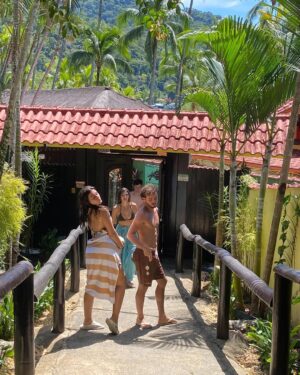 Nicole Orsini Instagram - birthday dump 🦋✨❤️‍🔥🌊🐚
sabe aquela comemoração de aniversário perfeita?! então, a minha foi em dose tripla! e foi mágico graças aos meus amigos, família e meus parceiros que fizeram isso tuudo se tornar realidade do jeitinho que eu esperava 🤍
obrigada 
a melhor pousada de ilha grande   bolo e doces @coqueiroverde_ilhagrande 
jantar (japonês) @riozensushi 
salgadinhos @ladolcesalgados 
bebidas @marjanbebidasscj 
churrasco @chef_leomedeiros