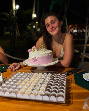 Nicole Orsini Instagram - birthday dump 🦋✨❤️‍🔥🌊🐚
sabe aquela comemoração de aniversário perfeita?! então, a minha foi em dose tripla! e foi mágico graças aos meus amigos, família e meus parceiros que fizeram isso tuudo se tornar realidade do jeitinho que eu esperava 🤍
obrigada 
a melhor pousada de ilha grande   bolo e doces @coqueiroverde_ilhagrande 
jantar (japonês) @riozensushi 
salgadinhos @ladolcesalgados 
bebidas @marjanbebidasscj 
churrasco @chef_leomedeiros