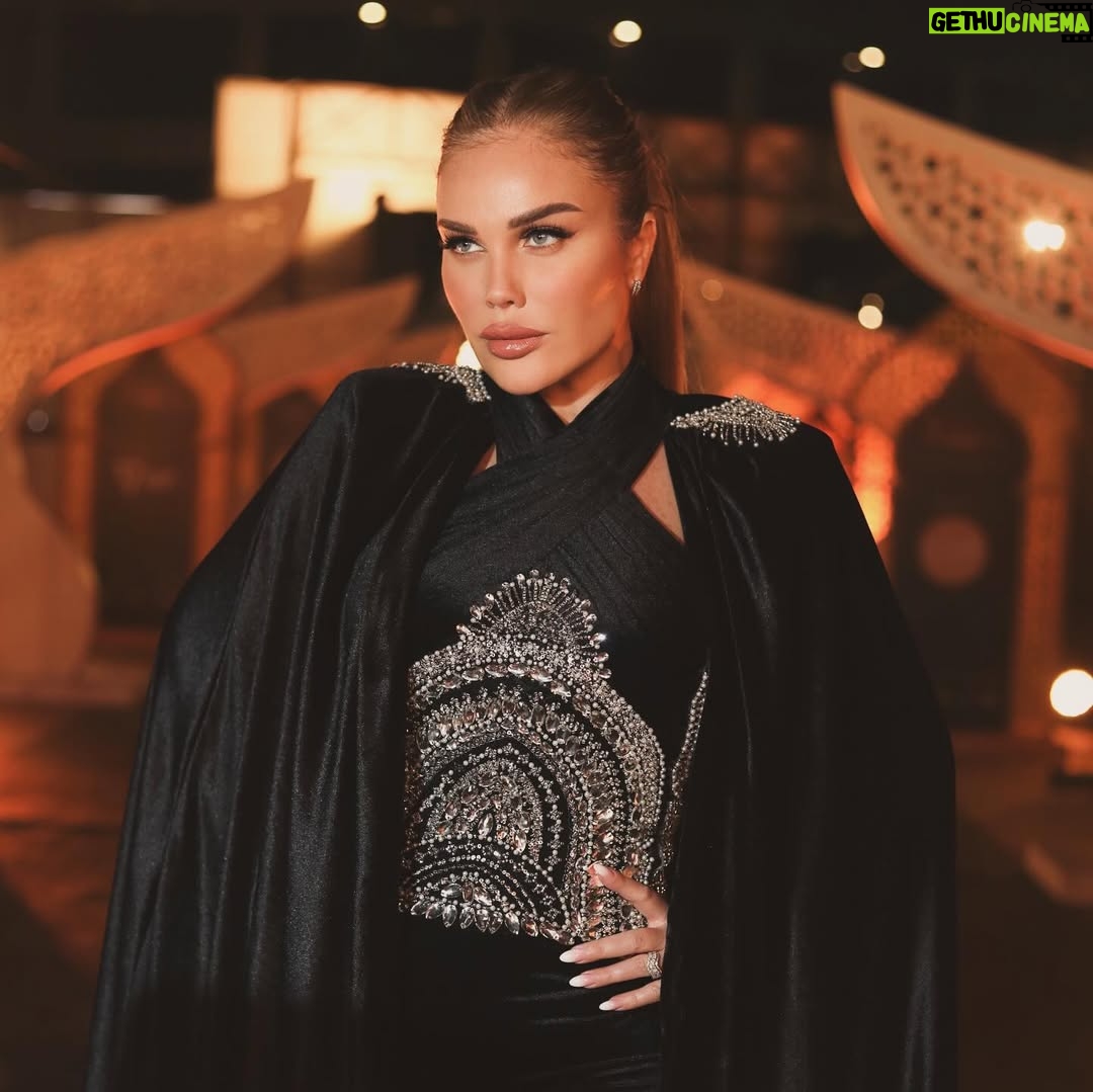 Nicole Saba - 88.3K Likes - Ramadan Kareem🌙✨🖤
#costumemadejumpsuit @heshe33
#makeup @cynthianahas
#hair @toniissa
#pr @fatmaessayed
#نيكول_سابا #رقية_العسكري #وتقابل_حبيب #nicolesaba