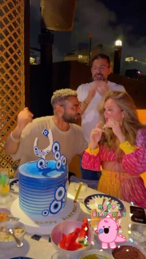 Nicole Saba Instagram - #itsmybirthday #birthdaygirl #nicolesaba #نيكول_سابا 
@ahmedsaadofficial @dr_roy_moutran @youssefelkhal 
💃🏼🎂🎊🎈🥂❤️