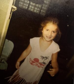 Nicole Saba Instagram - Happiness is laughing at old childhood photos🥰🙏🏻
مساء الجمال والشقاوة😍♥️#نيكول_سابا #nicolesaba 
#childhood #memories