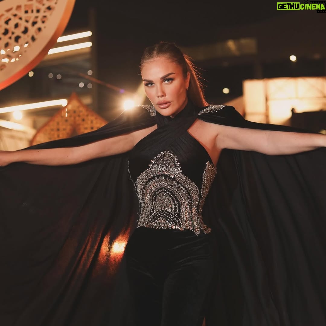 Nicole Saba - 88.3K Likes - Ramadan Kareem🌙✨🖤
#costumemadejumpsuit @heshe33
#makeup @cynthianahas
#hair @toniissa
#pr @fatmaessayed
#نيكول_سابا #رقية_العسكري #وتقابل_حبيب #nicolesaba