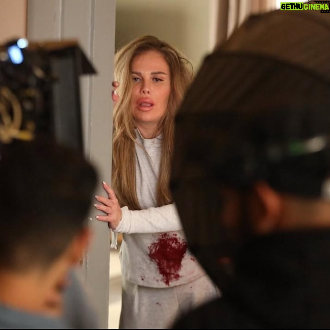 Nicole Saba - 117.8K Likes - ومن الحب ما قتل!
كده انتهى مصير رقية العسكري.. الست الجبروت الي خدت مني كل طاقتي وتعبتني واستفزتني وفي نفس الوقت "عجبتني" لدرجة خلتني اعيشها واجسدها بكل تفاصيلها ووصلتني اكرّه الناس فيا..وده كان سيف دو حدّين..واعترف انها مغامرة جريئة.. اني اوصل الشخصية على حساب كره الناس لي.. "مش سهلة.. بس مستاهلة"👍🏻
يا رب تكونوا استمتعوا معانا وكل سنة وانتم طيبين وعيد سعيد عليكم واشوفكم دايماً باعمال تنال اعجابكم واعدكم المرة الجاية حتدعولي في كل كومنتاتكم بالخير والحب وليس الشر والكره واستروا ما شفتوا مننا😂🤣☺️بحبكم♥️
#روكا #رقية_العسكري #وتقابل_حبيب #الحلقة_الاخيرة
#نيكول_سابا #nicolesaba