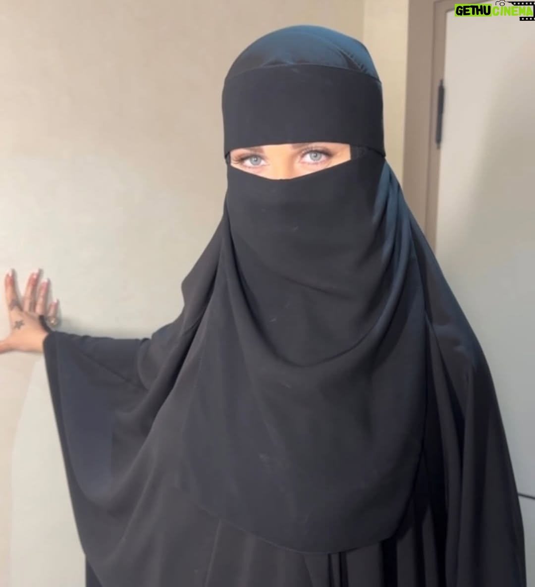 Nicole Saba - 75.2K Likes - رمضان كريم على الجميع وكل سنة وانتم طيبين 🌙✨
#رقية_العسكري بتتمنالكم مشاهدة ممتعة ومستنية رأيكم لما تتفرجوا😊خلّيكوا حنيّنين🤣👍🏻
#وتقابل_حبيب #رمضان2025
#نيكول_سابا #nicolesaba