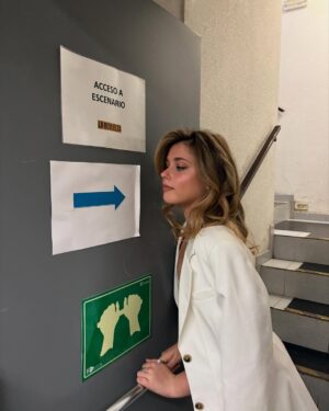 Nicole Wallace Instagram - La conclusión es que el embalse está lleno porque está lloviendo y como llueve mucho el mejor plan es ir al cine a ver un año y un día 🙂‍↔️. Gracias por introducirme al tubo dejarme ser abrazada por dinosaurios y obligarme a cantar abba @larevuelta_tve 💫