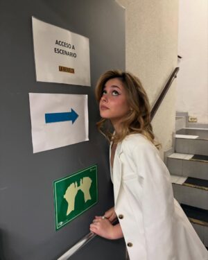 Nicole Wallace Instagram - La conclusión es que el embalse está lleno porque está lloviendo y como llueve mucho el mejor plan es ir al cine a ver un año y un día 🙂‍↔️. Gracias por introducirme al tubo dejarme ser abrazada por dinosaurios y obligarme a cantar abba @larevuelta_tve 💫