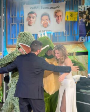 Nicole Wallace Instagram - La conclusión es que el embalse está lleno porque está lloviendo y como llueve mucho el mejor plan es ir al cine a ver un año y un día 🙂‍↔️. Gracias por introducirme al tubo dejarme ser abrazada por dinosaurios y obligarme a cantar abba @larevuelta_tve 💫