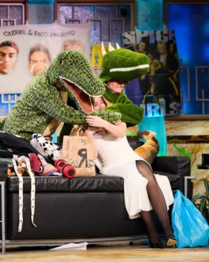Nicole Wallace Instagram - La conclusión es que el embalse está lleno porque está lloviendo y como llueve mucho el mejor plan es ir al cine a ver un año y un día 🙂‍↔️. Gracias por introducirme al tubo dejarme ser abrazada por dinosaurios y obligarme a cantar abba @larevuelta_tve 💫