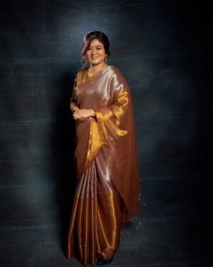 Nidhi Bisht Instagram - For the Critics choice awards!! 
Styled by @smitikaur ❤️

Sareee @houseofurrmi 
Blouse @hutsandlooms 
Jewellery @heerhouseofjewellery 
Assisted by @shreeya.ligade 

Hair by @hairartbyganesh 
📸 by @prashandtap 

BIG hugs to @filmcriticsguild from Maamla Legal Hai team !