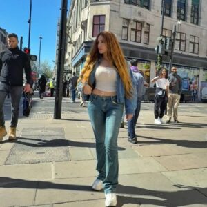 Nigar Jamal Instagram - Londonun küçələrində addımlayarkən, özünü bir romanın içində hiss edirsən.