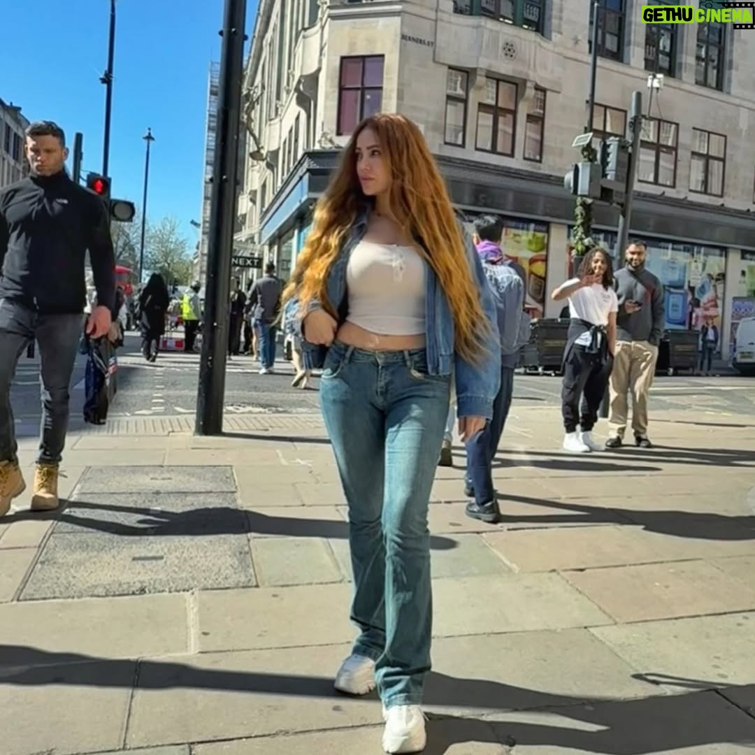 Nigar Jamal - 6.6K Likes - Londonun küçələrində addımlayarkən, özünü bir romanın içində hiss edirsən.