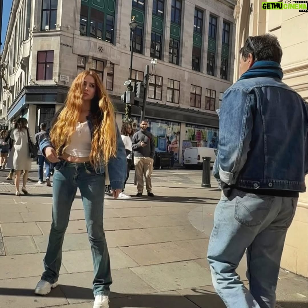 Nigar Jamal - 6.6K Likes - Londonun küçələrində addımlayarkən, özünü bir romanın içində hiss edirsən.