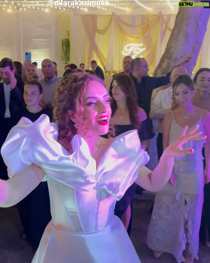 Nigar Jamal - 8.6K Likes - Çox xoş oldu @ayseladi @safura sizi görmeye ♥️ 
@zahrabadalbayli Wishing you a long and happy marriage.🥰♥️ 

Makeup by @ayshenagakishiyeva 
@kamila.beauty.center