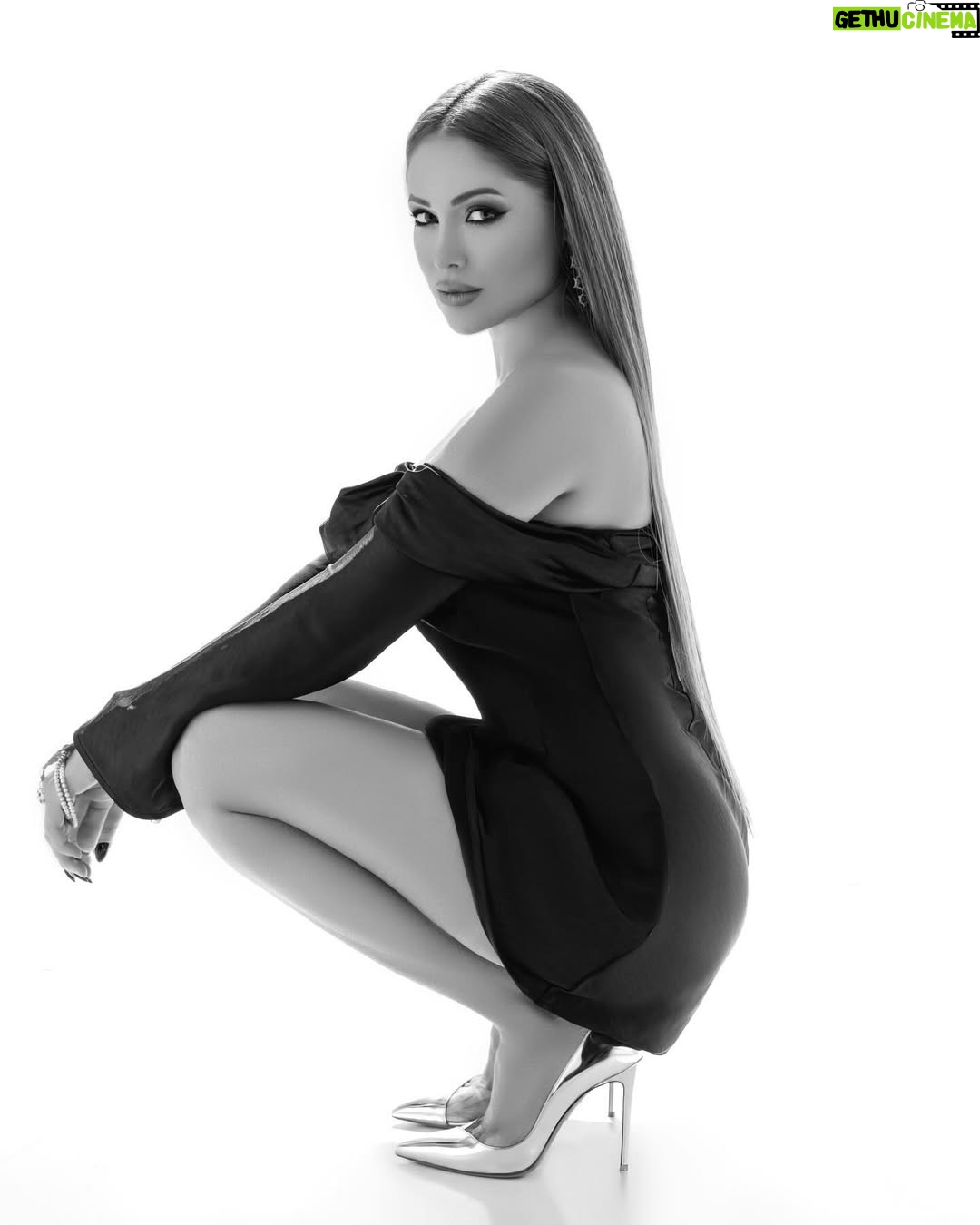 Nigar Jamal - 11.3K Likes - Səni elə sevdim... Qanadım yox uçmağa...🫠
Photo by @eko_agalarov
Makeup by @gozeljavad
Studio by @1studio.az
Qolbağ: @sultan_concept_store