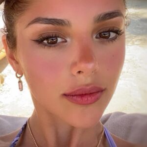 Nigar Jamal Instagram - Bu gün çox sevincliyəm. 🥰♥️ Çünki mənim böyük qızım Jasmin @jasmin__kane İngiltərənin ən nüfuzlu universitetlərindən biri olan “City University of London”a qəbul olub.🏢 O, İqtisadiyyat fakültəsində təhsil alacaq. Çox şadam ki, qızım ümidlərimi doğrultdu. 😘🙏 
Buranın məzunları arasında çox məşhur biznesmenlər, akademiklər var. 
İnşallah sən də onlardan biri olarsan! ♥️😘😘😘
Səninlə fəxr edirəm, mamanın balası! ♥️♥️♥️🥰Arzum səni həmişə xoşbəxt və çox gözəl yerlərdə görməkdir!😘😘😘