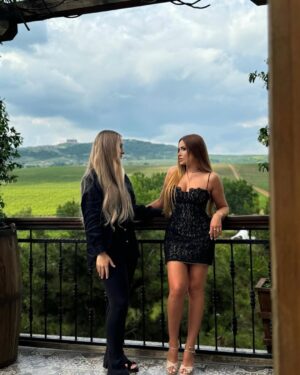 Nigar Jamal Instagram - Sen necede gözelsen Vətənim 🥰 @abqorarestaurant @meysariwine #Şamaxı @kristabelk ♥️