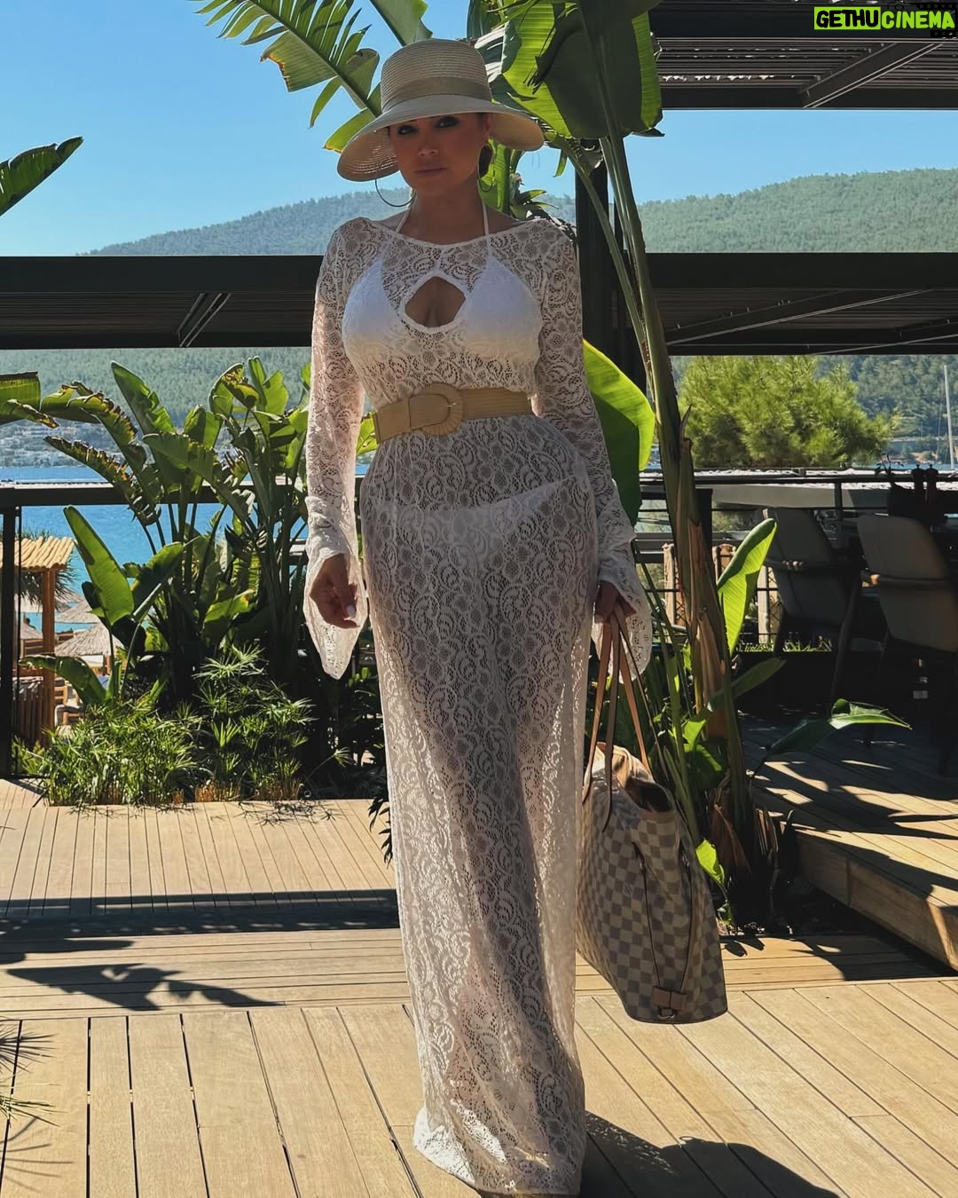 Nigar Jamal - 9.5K Likes - The tans will fade but the memories will last forever♥️😘
Cover ups by @alove.az #LujoBodrum