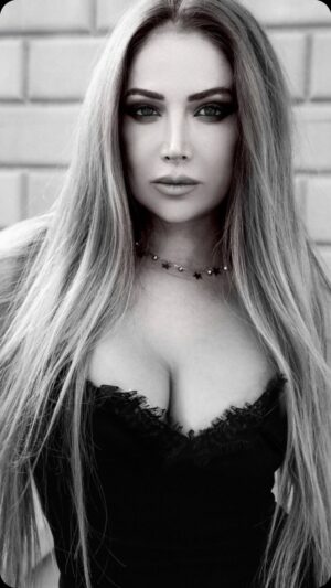 Nigar Jamal Instagram - Hola Ad günüm!!!🤓 
Life is a journey filled with lessons, hardships, heartaches, joys, celebrations and special moments. So it’s time to enjoy my birthday 🎁🤪

Photo by @sevadjafarovaa.ph 
Makeup by @ayshenagakishiyeva